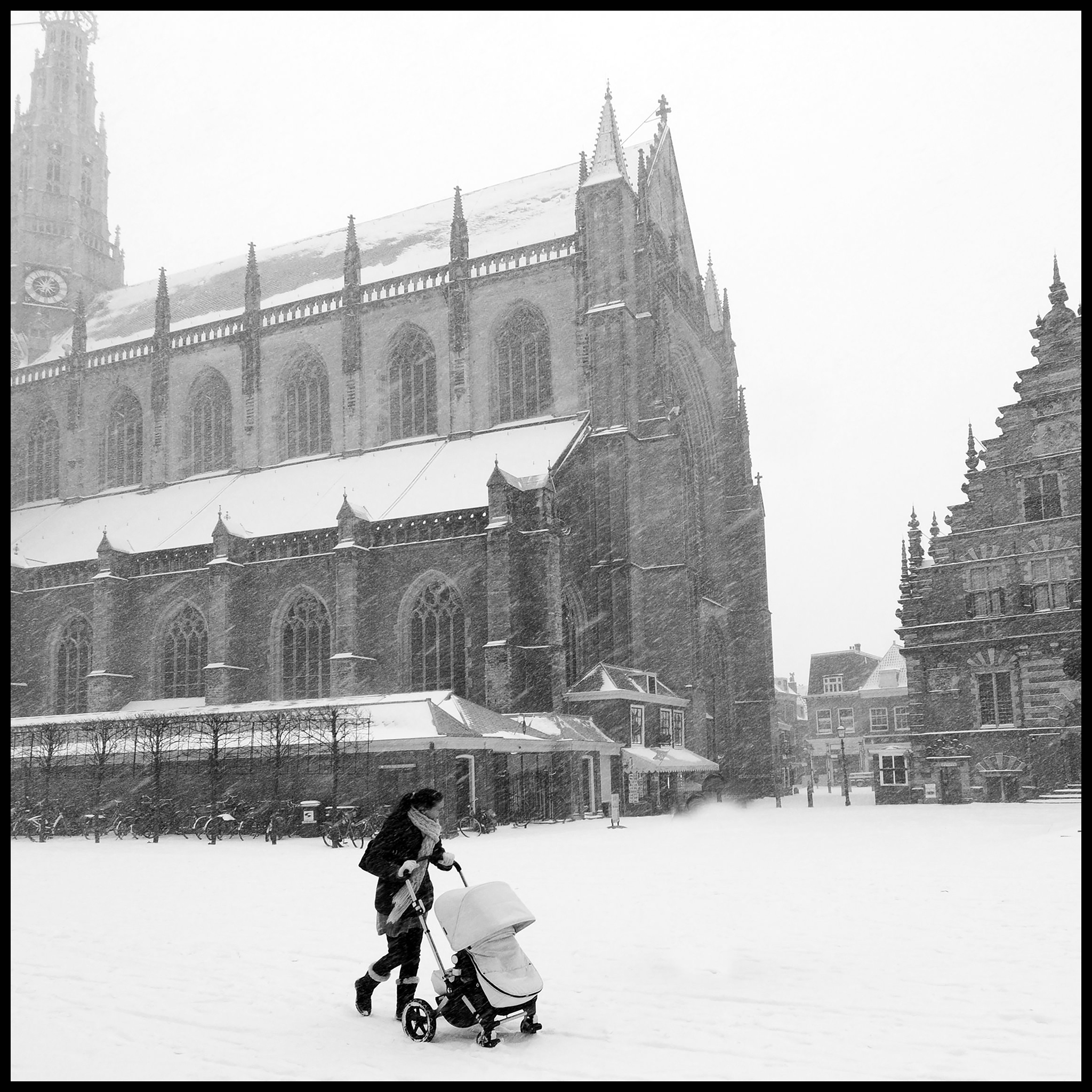 Grote markt met sneeuw